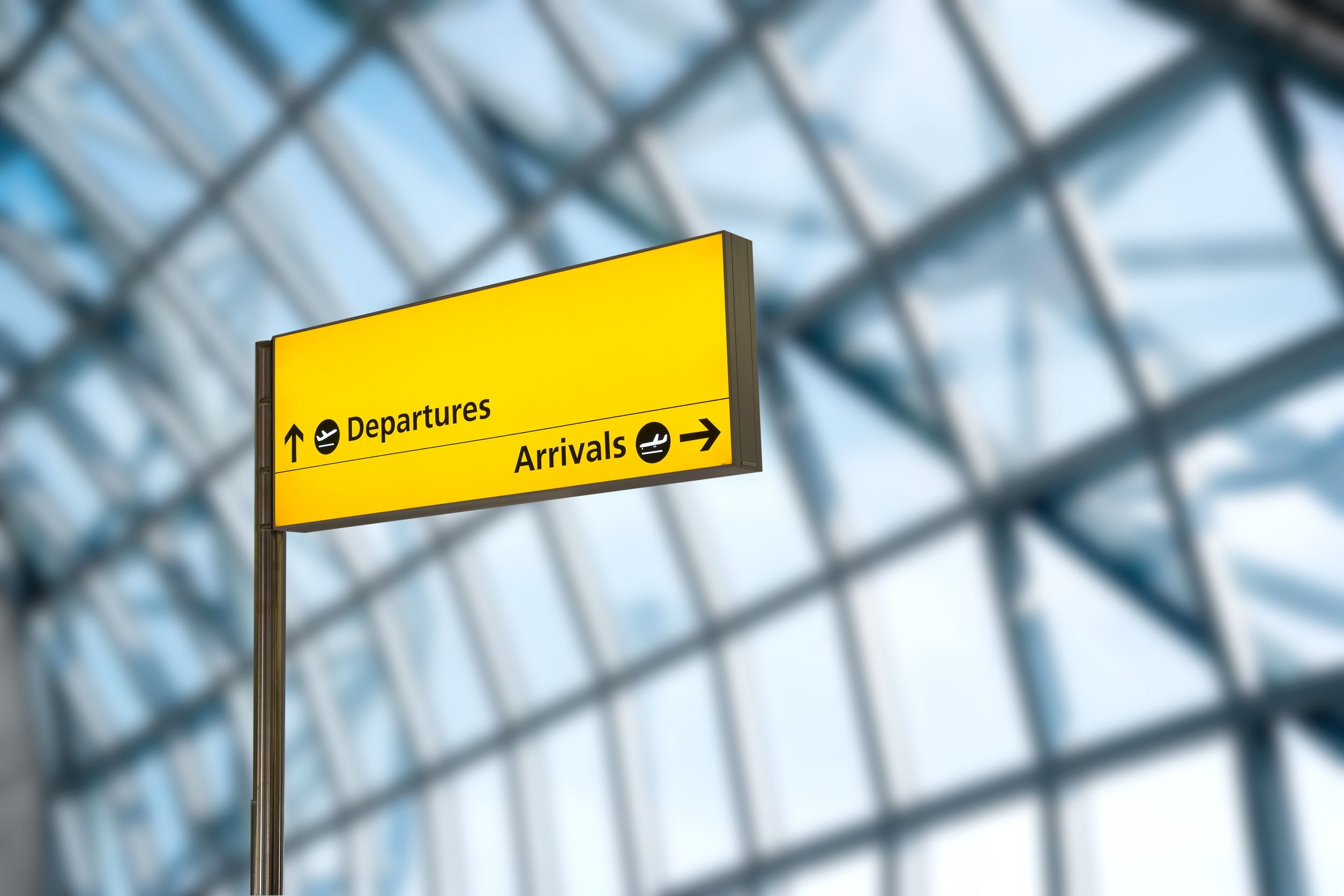 Panneau d'information pour l'enregistrement, les départs et l'arrivée à l'aéroport