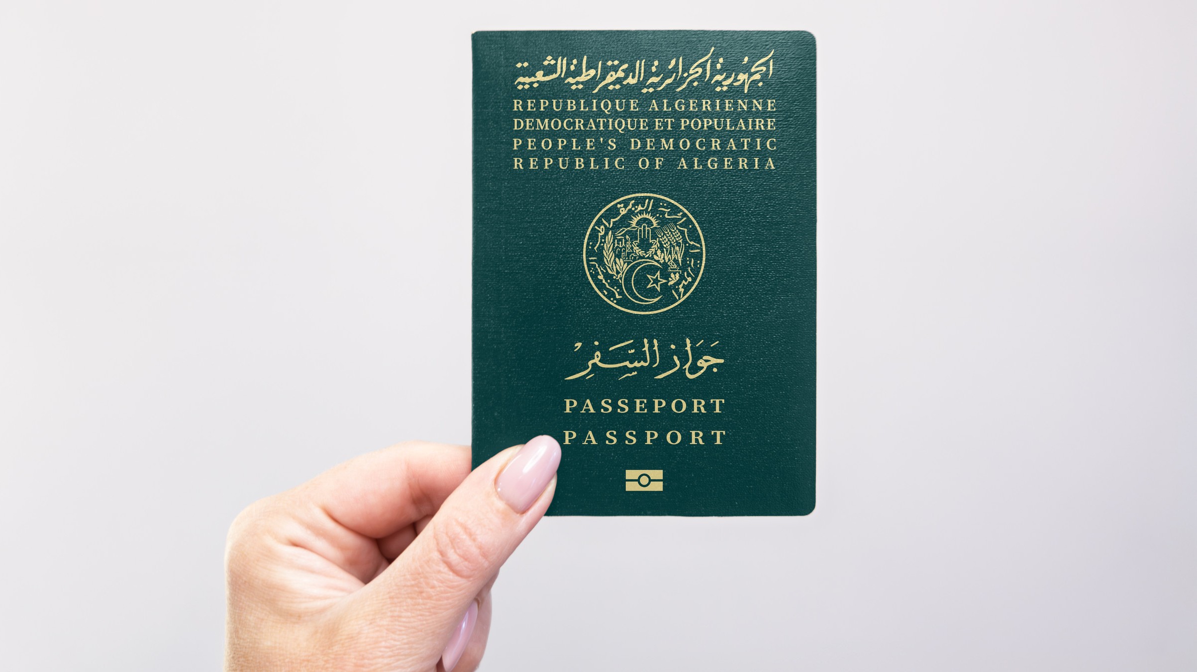 Nahaufnahme eines algerischen Reisepasses vor weißem Hintergrund