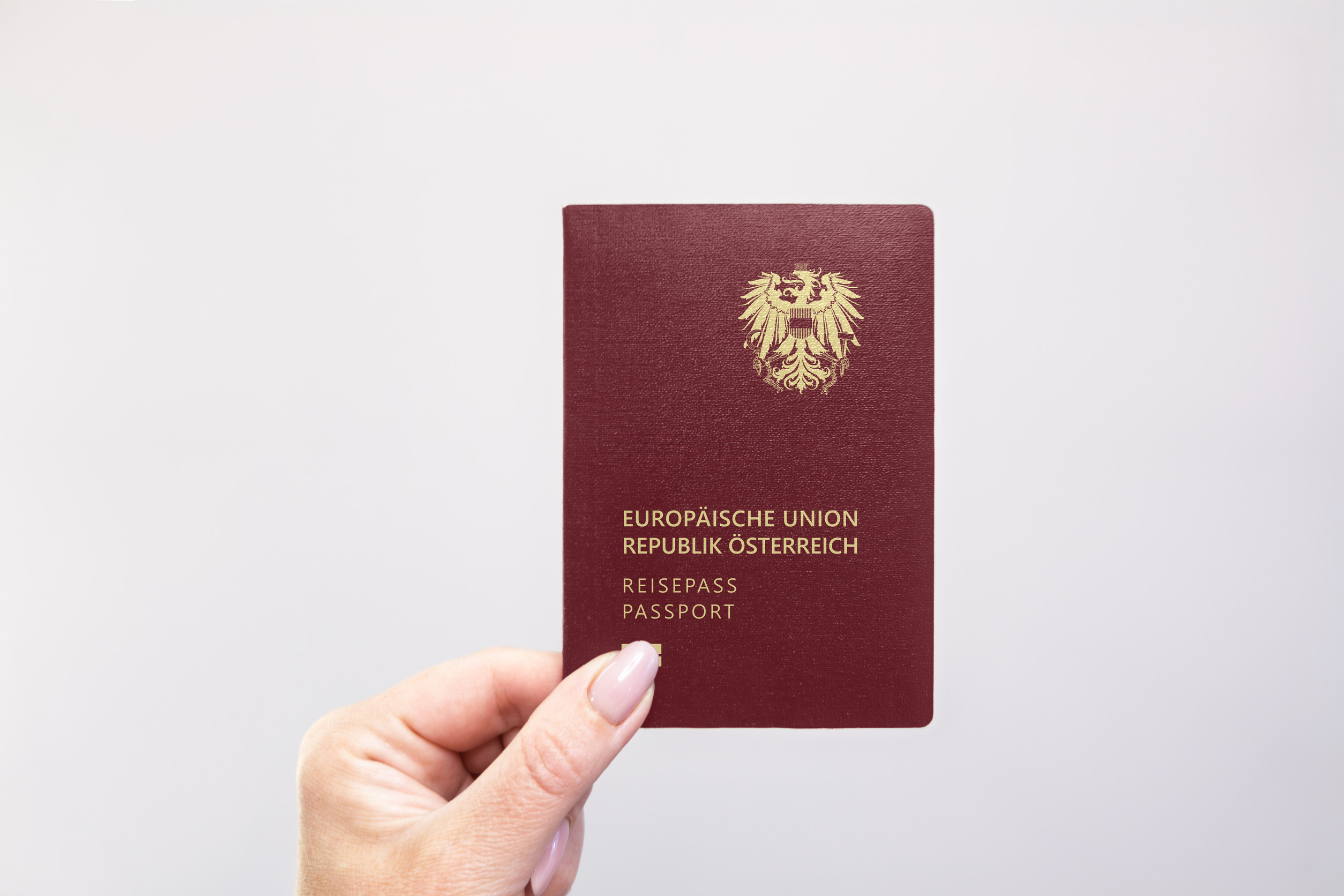 Nahaufnahme eines österreichischen Reisepasses vor weißem Hintergrund