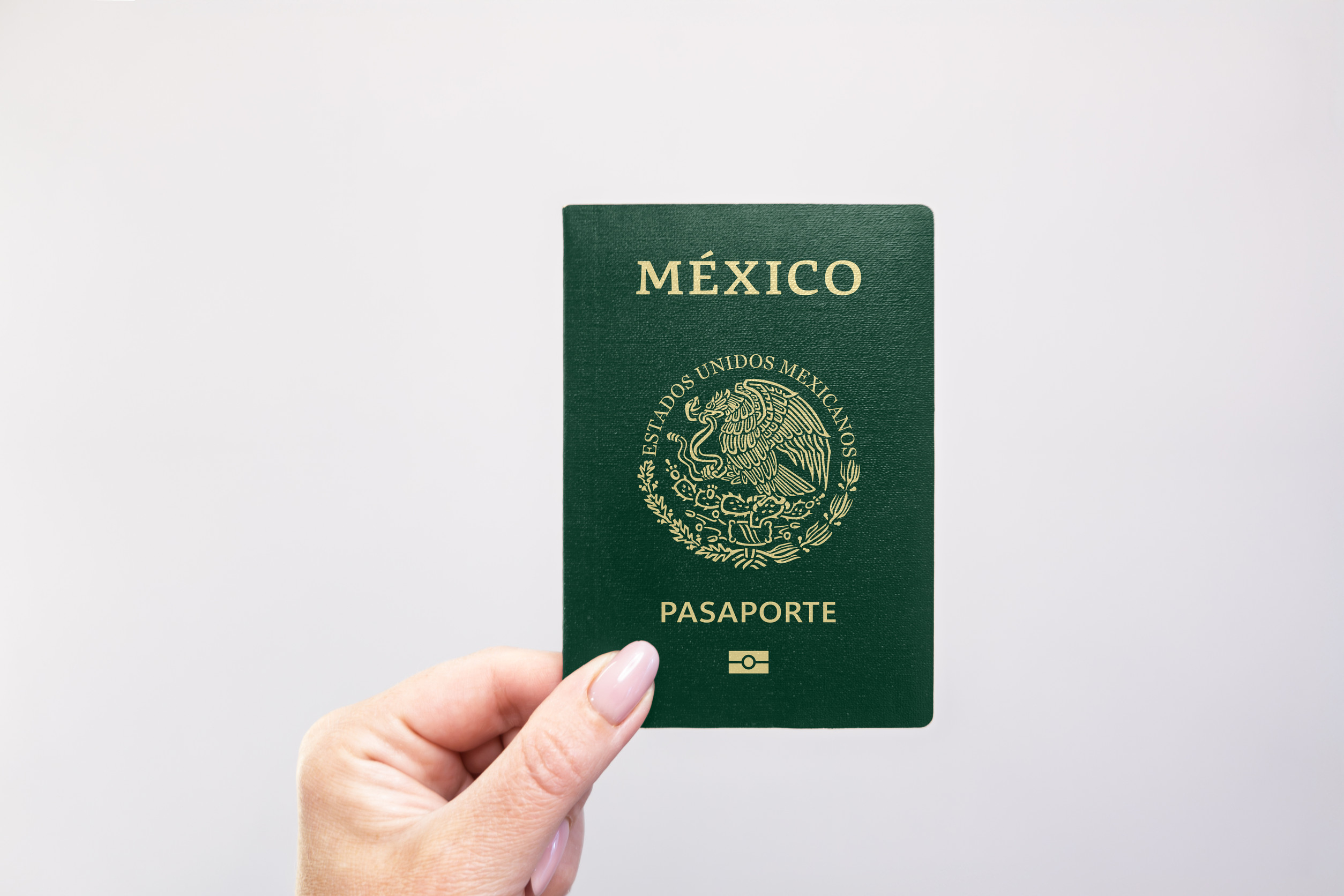 Gros plan d'un passeport mexicain sur fond blanc