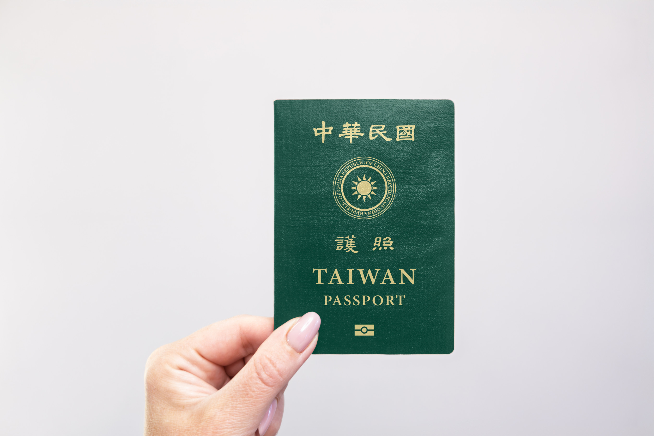 Nahaufnahme eines taiwanesischen Reisepasses vor weißem Hintergrund