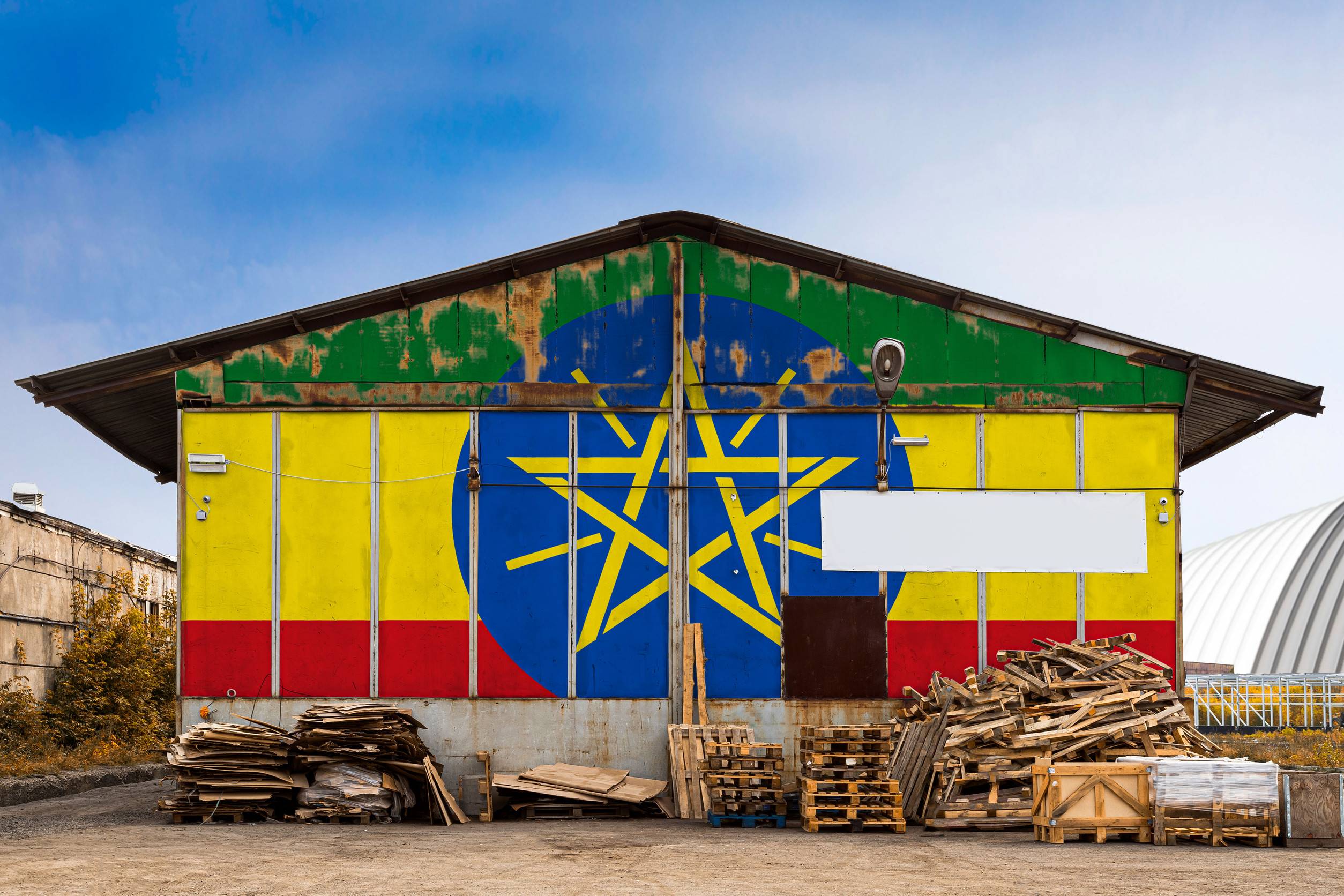 Nahaufnahme der äthiopischen Nationalflagge auf der Metallkugel eines großen Lagerhauses