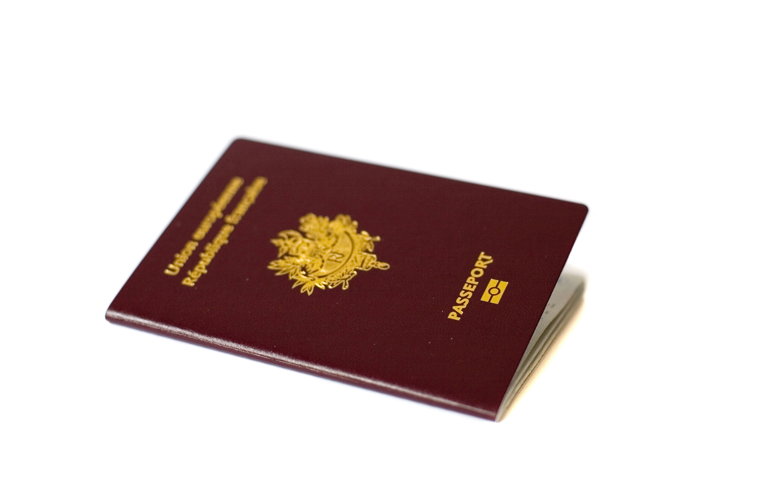 Nahaufnahme eines französischen Reisepasses auf weißem Hintergrund mit Fokus auf dem Wort „Passport“
