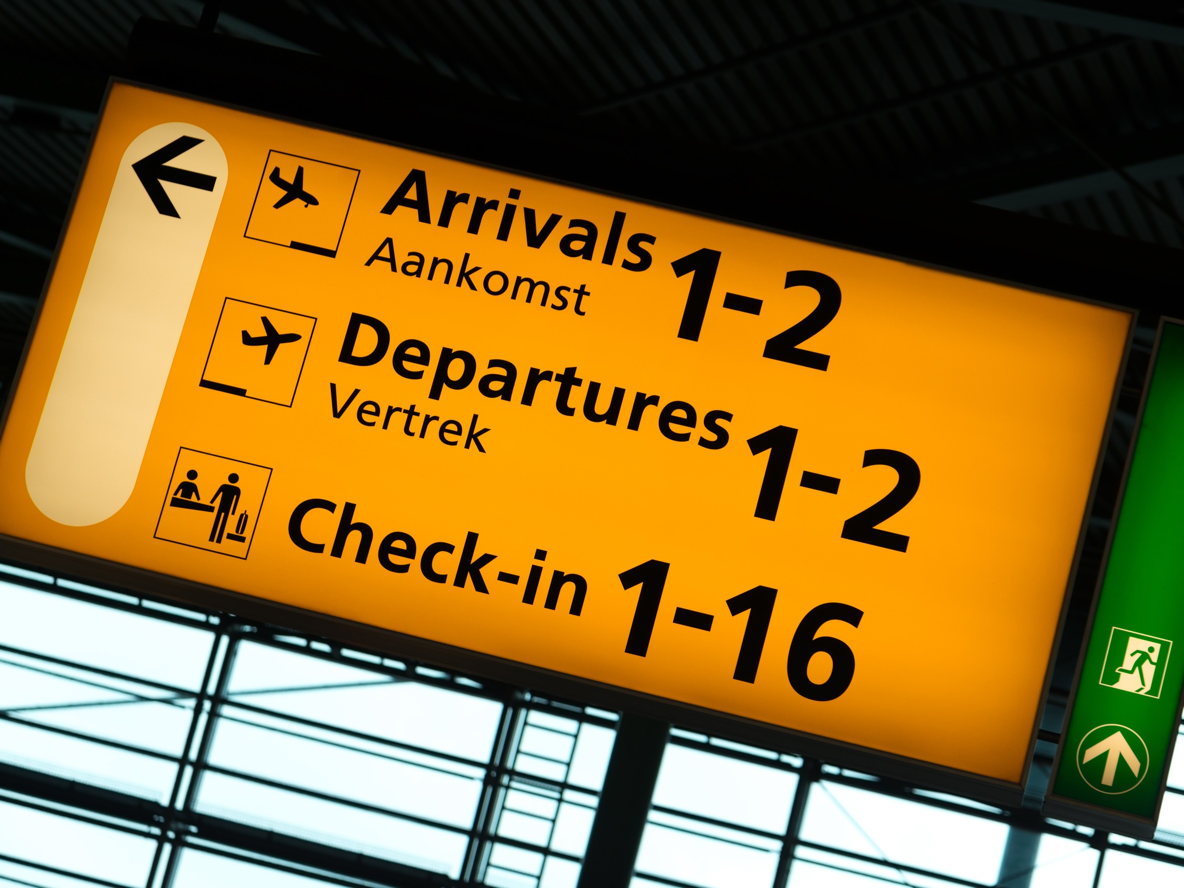 Panneau de direction à l'intérieur de l'aéroport international de Schiphol.