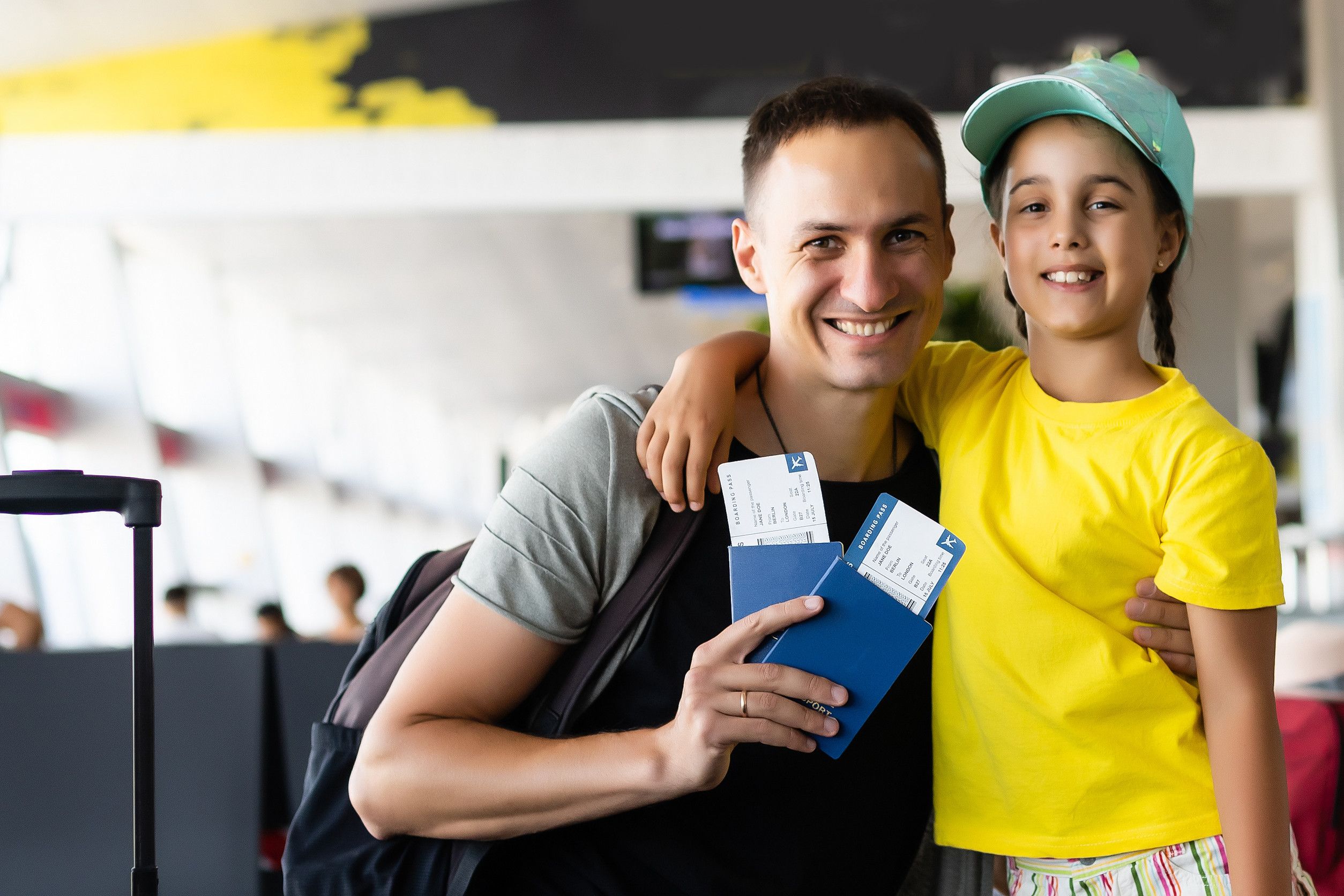 Petite fillette enthousiaste avec son père à l'aéroport après une longue attente