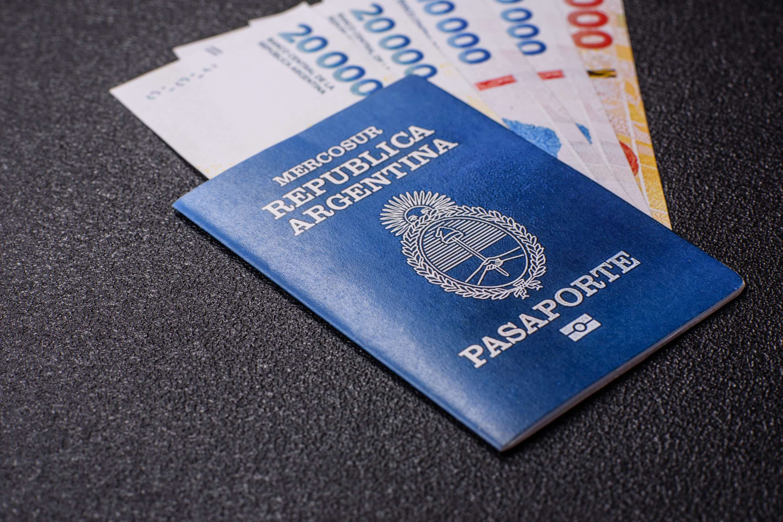Internationaler biometrischer Reisepass eines argentinischen Bürgers auf dunklem Hintergrund