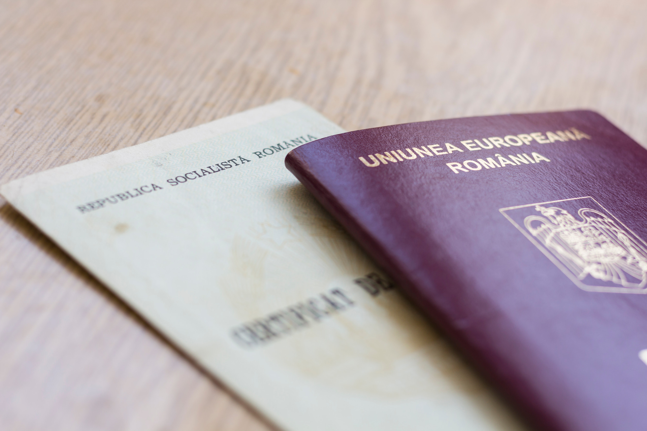 Rumänischer EU-Pass und Geburtsurkunde der Sozialistischen Republik