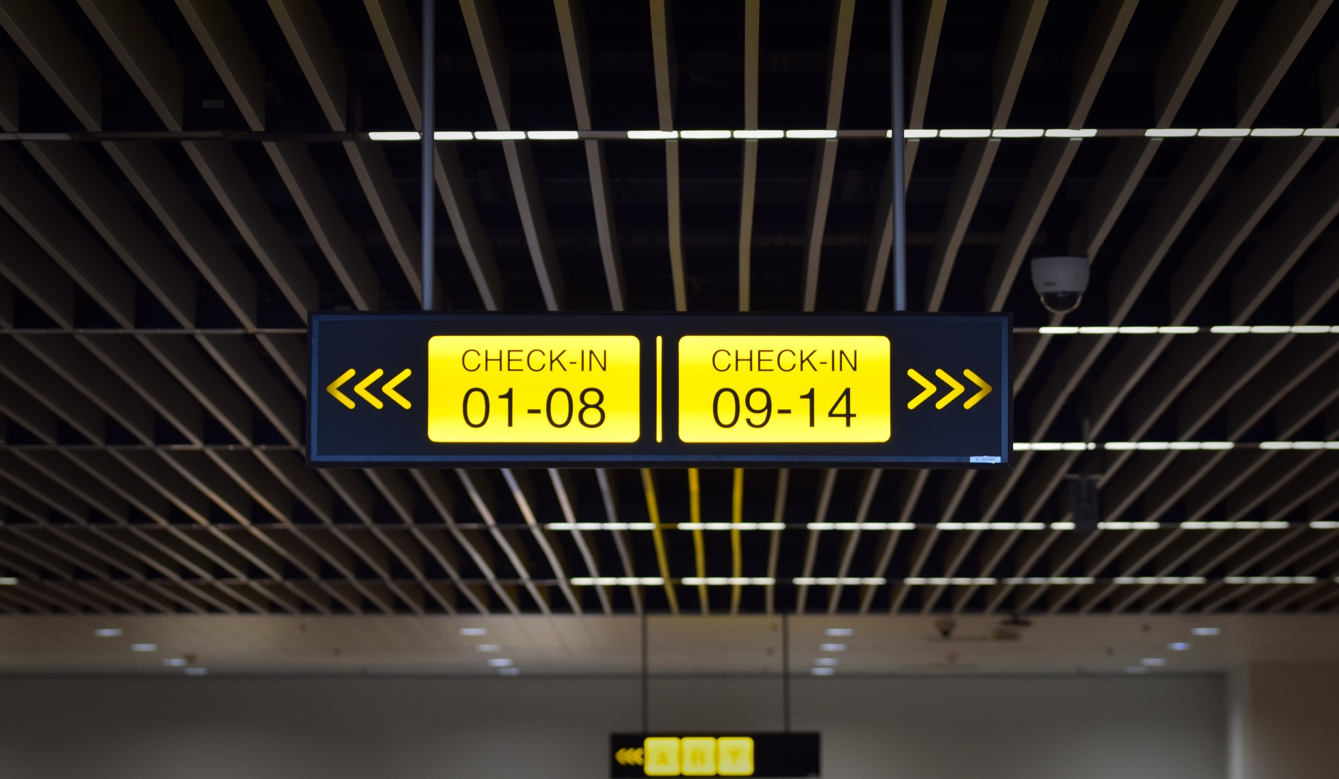 Skilt på flyplassen som indikerer innsjekkingsskrankene
