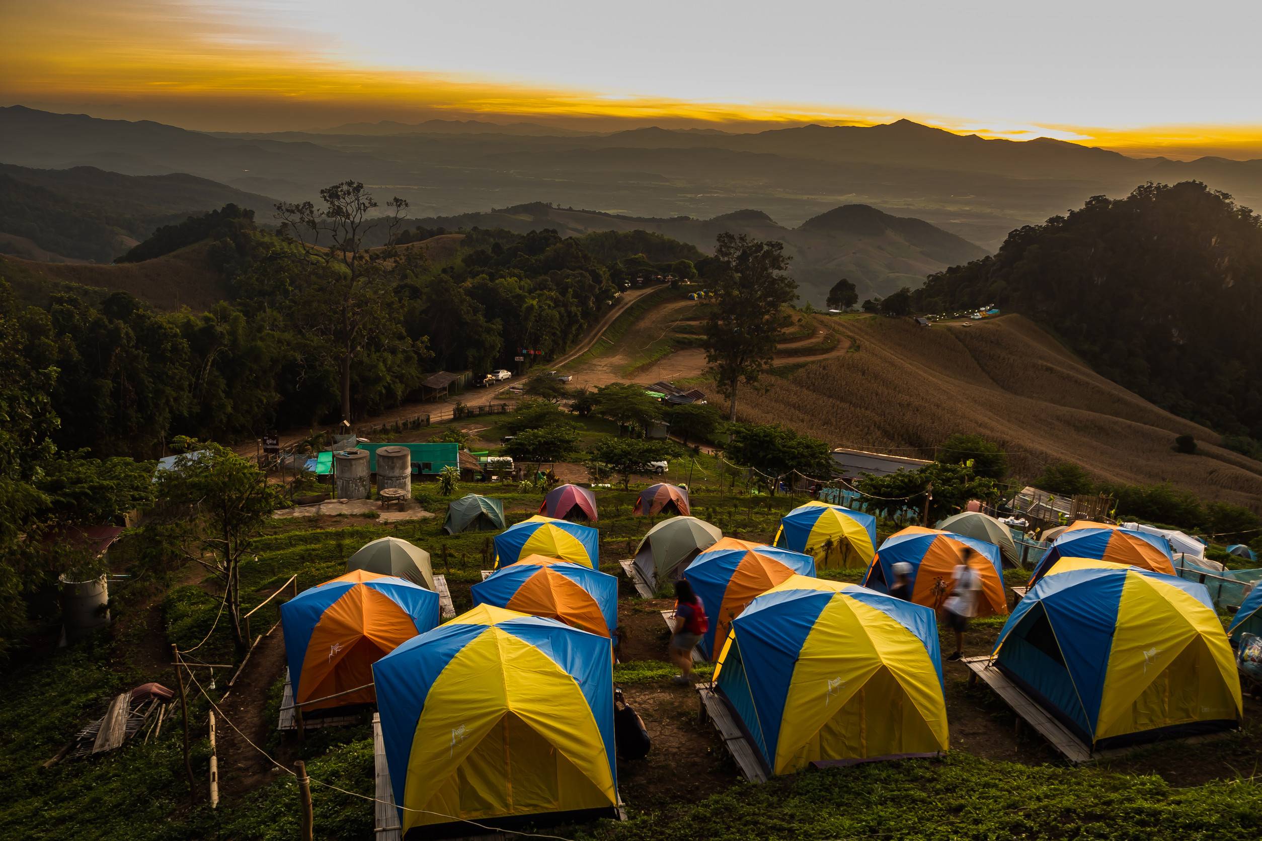 Tente au coucher du soleil avec vue sur les montagnes