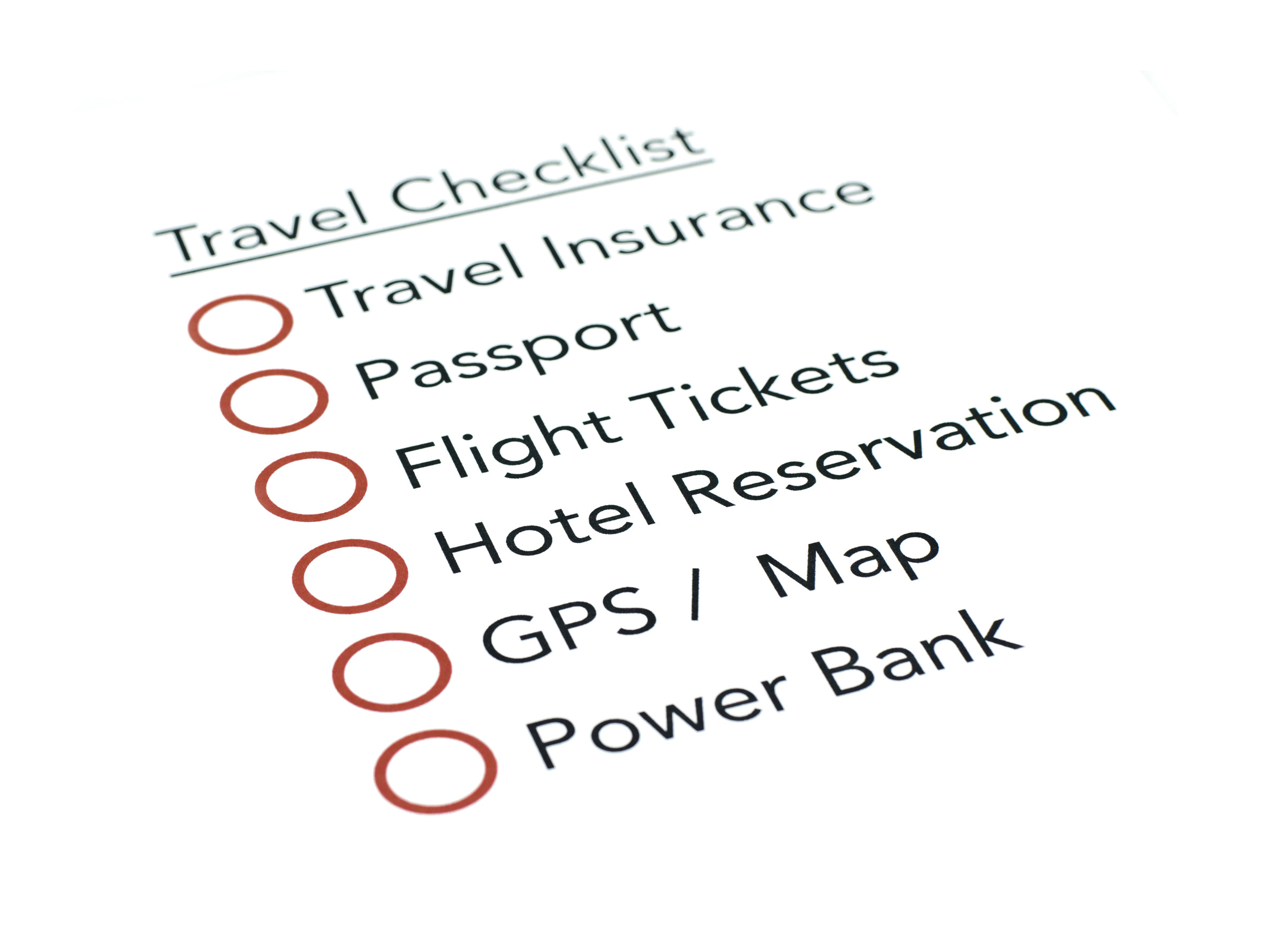 Reisecheckliste auf weißem Hintergrund