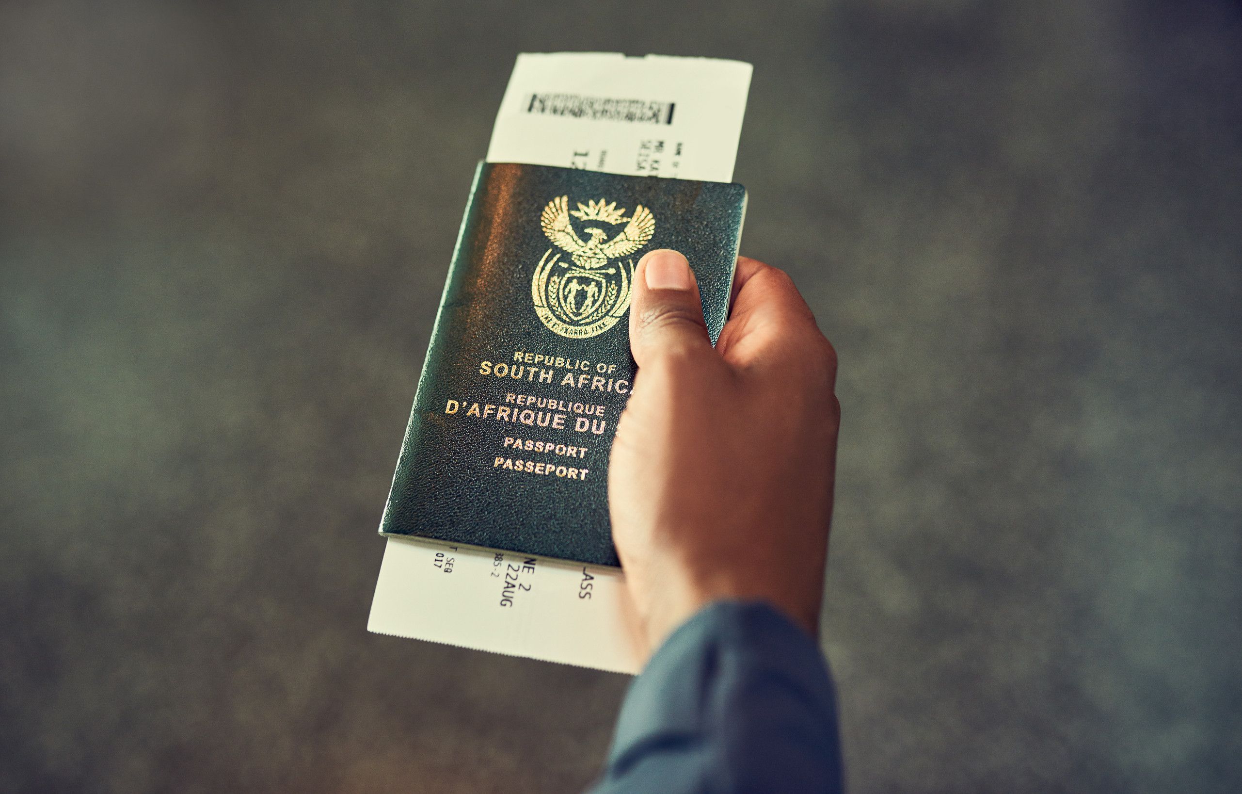 En ugjenkjennelig person som holder et pass innendørs